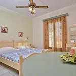 아파트 Kalados -beachfront & Restaurant -