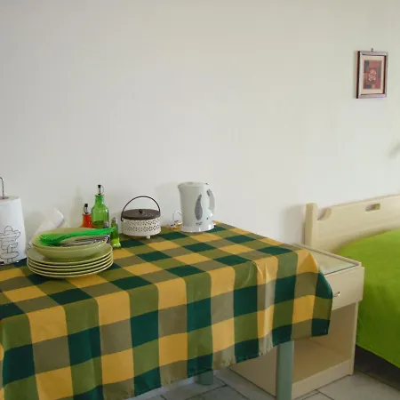 Kalados -beachfront & Restaurant - דירה