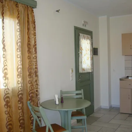 דירה Kalados -beachfront & Restaurant - Kalando